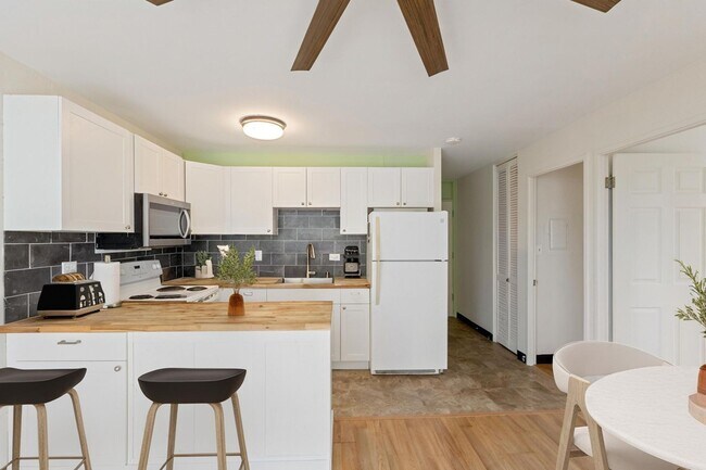 Foto del edificio - Upgraded 2-Bed Condo Steps from Ala Moana ...