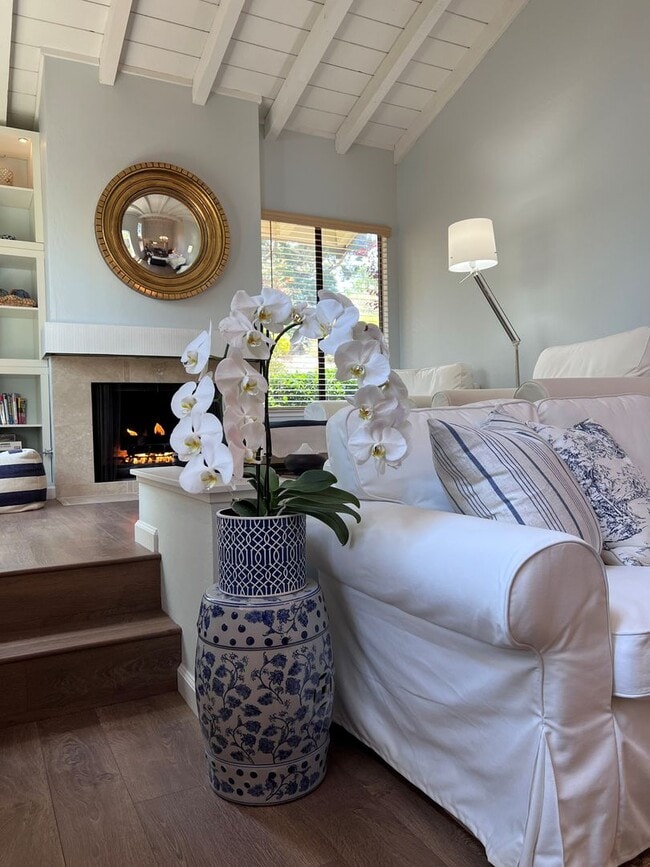 Building Photo - Fully-furnished Sleek 2-bedroom, 2-bathroo...