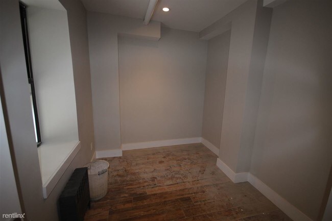 Building Photo - 203 Scholes St