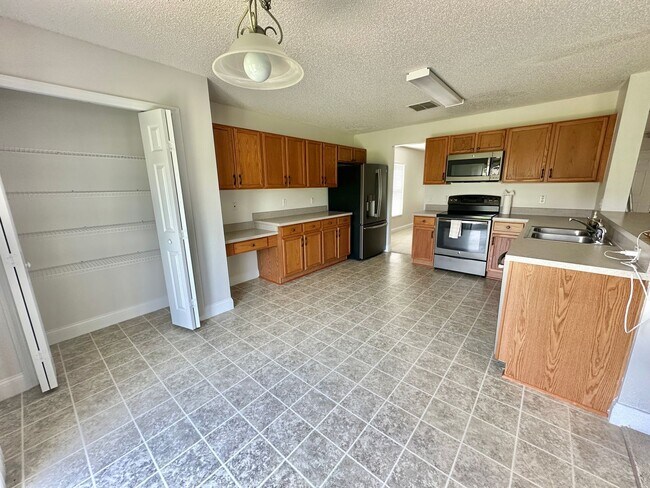 Foto del edificio - Sanford - 6 Bedroom, 4 Bathroom - $3245.00