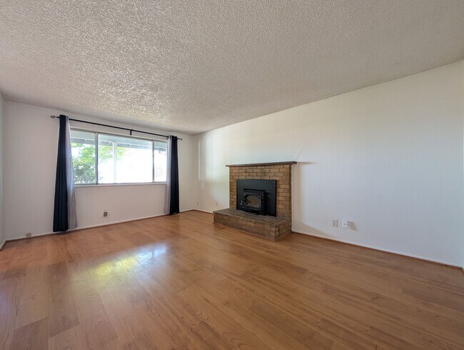 Foto del edificio - 3-bedroom, 1-Bath Duplex On a Corner Lot In The Bethel Area