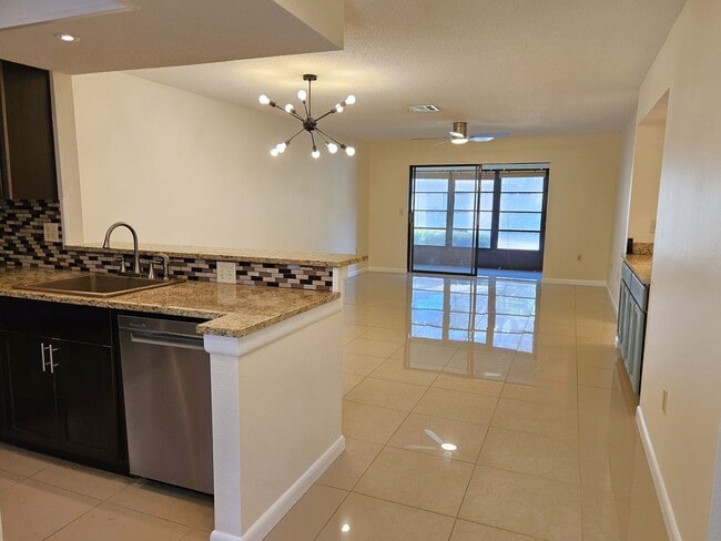 Foto del edificio - Annual Unfurnished Ground Floor Condo – located in the pleasant community of Mission Lakes!