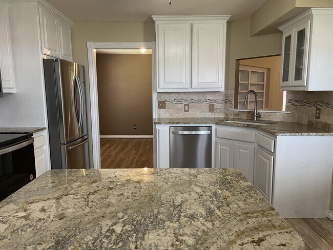 Building Photo - 2405 Headwind Dr