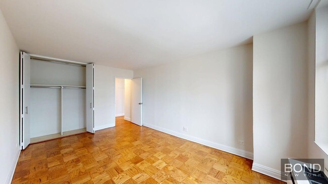 Building Photo - 400 E 71st St