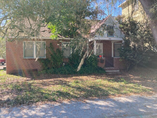 Building Photo - Spacious 4 Bedroom House!!!