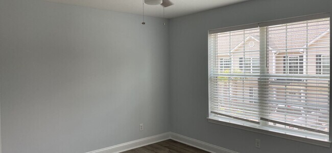 Foto del edificio - Newly built 3 bedroom/2 5 bath townhome lo...