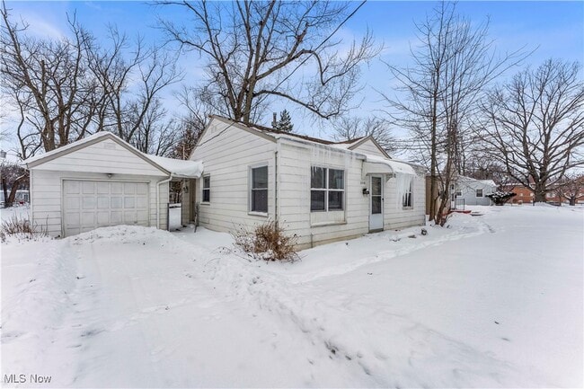 Building Photo - 2016 N Green Rd