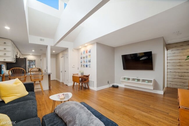 Building Photo - 2 br, 1 bath Townhome - 547 Cassatt Way