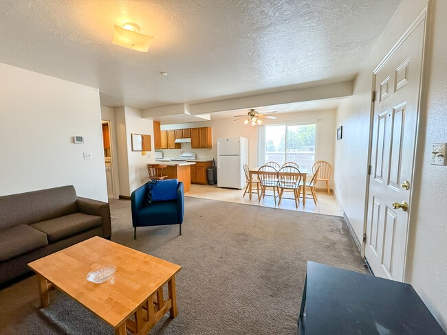 Building Photo - 25 W 880 N