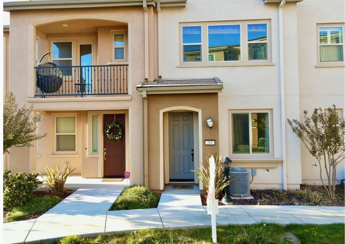 Primary Photo - 261 Montalcino Cir