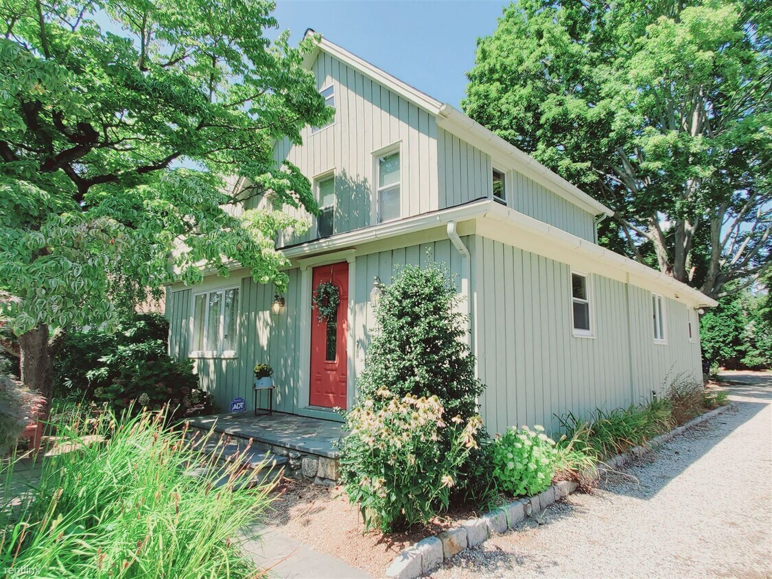 Primary Photo - 3 br, 2.5 bath House - 16 Davenport Ave