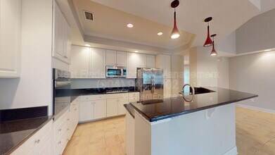 Building Photo - 330 N Shore Cir