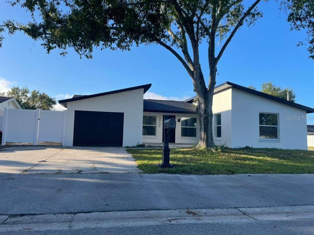 Foto principal - 10106 Royal Acres Ct