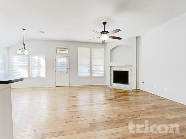 Foto del edificio - 2205 Highland Hills Dr