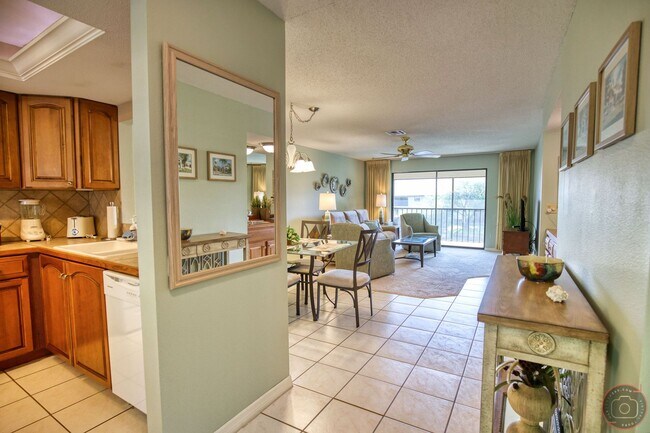 Foto del edificio - Seasonal Short-Term 2-Bedroom 2-Bath 2nd F...