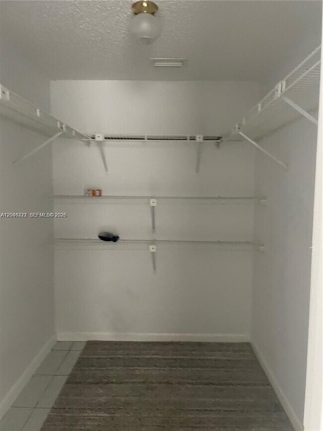 Foto del edificio - 7250 Golf Colony Ct
