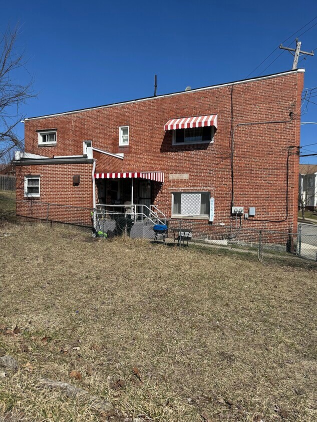 Building Photo - 639 3rd St