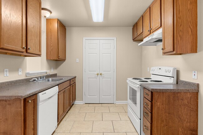 Building Photo - 233 E Craven Ave