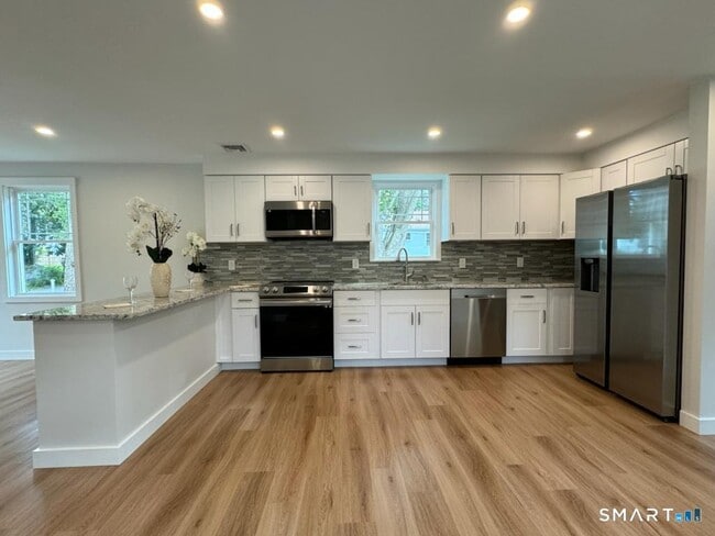 Building Photo - 429 Round Hill Rd