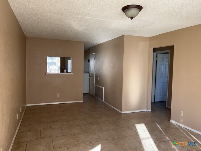 Building Photo - 2405 Shoemaker Dr