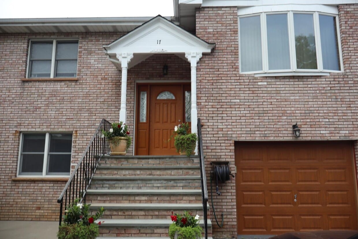 Primary Photo - 17 Bronxville Ln