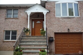 Building Photo - 17 Bronxville Ln