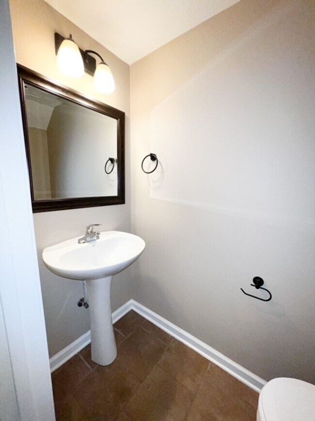 Building Photo - 2 Bedroom 1.5 Bathroom Townhome!!!
