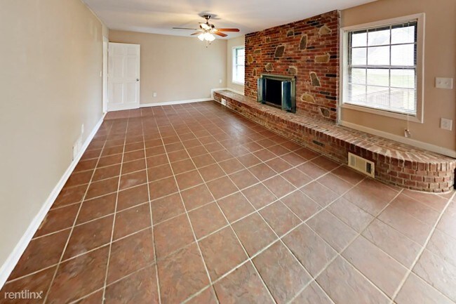 Building Photo - 5835 Mallory Rd
