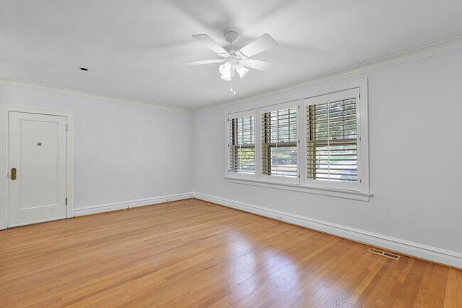 Foto del edificio - 7379 Pershing Ave