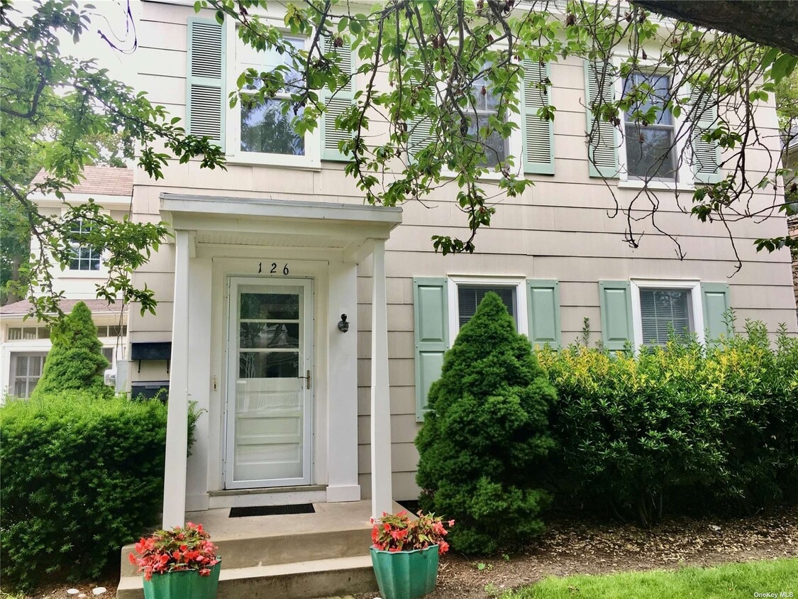 126 Central Ave Unit 126 B, Greenport, NY 11944 Room for Rent in