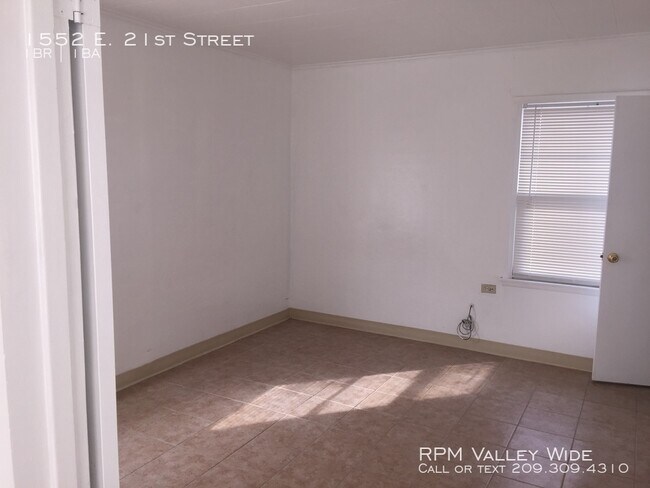 Building Photo - Super Cute Cottage Available NOW!