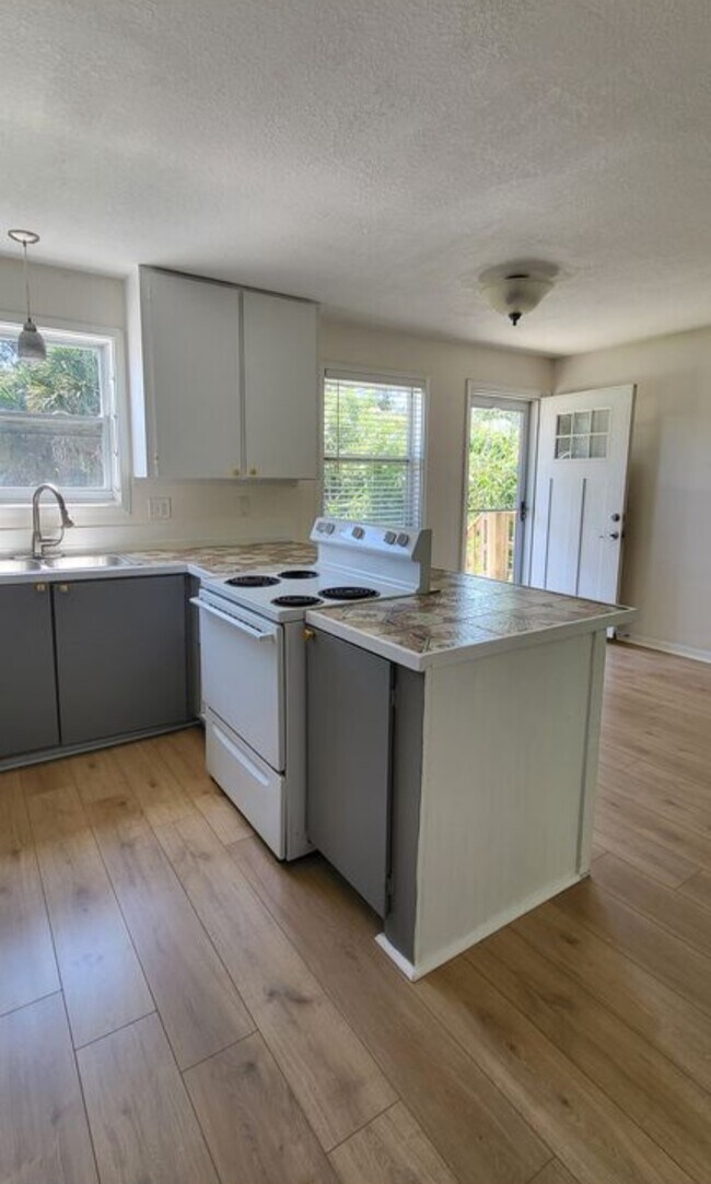 Kitchen - 216 12th St