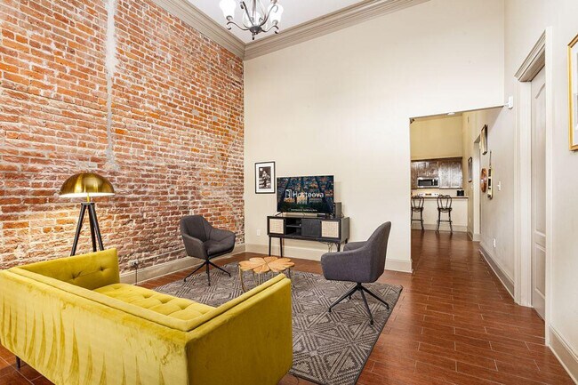 Building Photo - 30 Baronne St