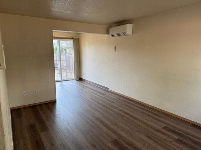 Building Photo - Freshly updated 3 bedroom 2 bathroom duple...
