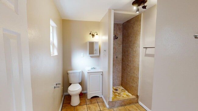 Foto del edificio - Centrally located studio apartment. Utilit...