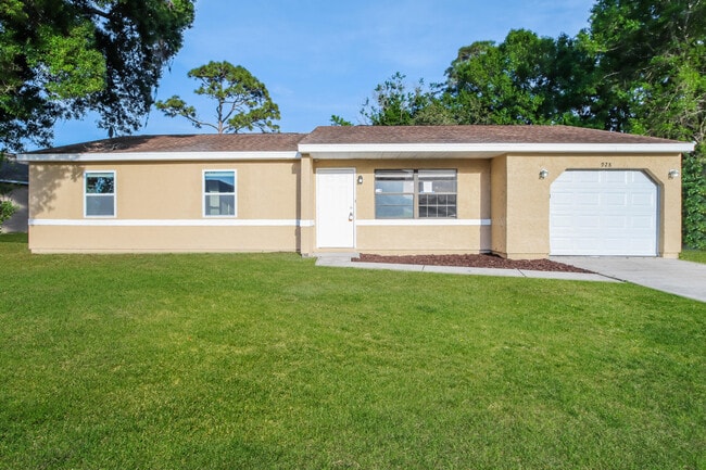 Building Photo - 928 Sable Cir SE