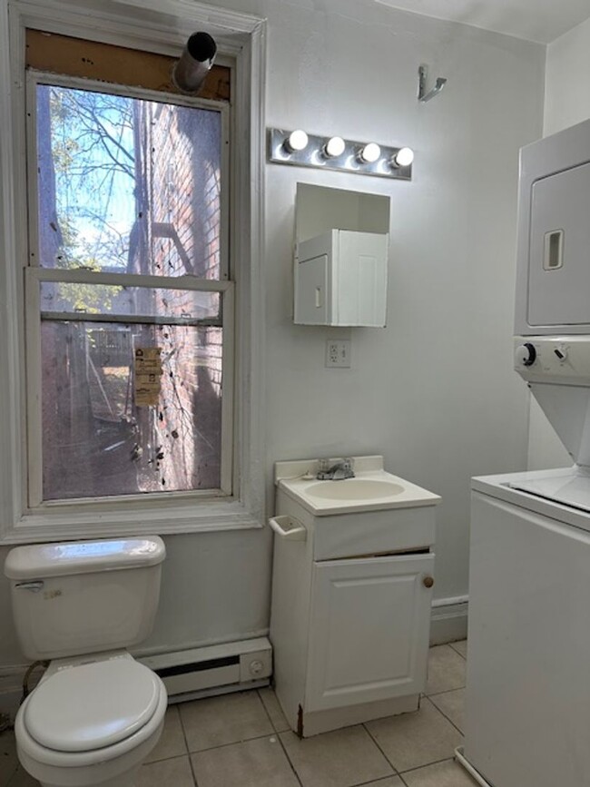 Building Photo - Spacious 4 Bedroom 1.5 Bathroom Row Home F...