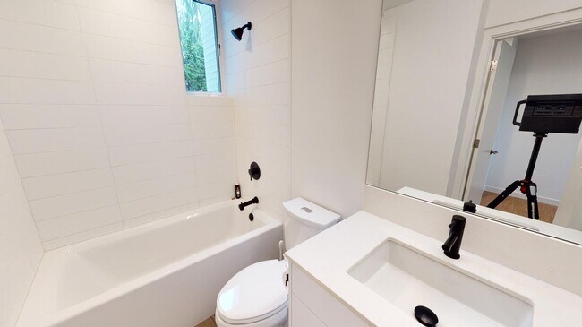 Foto del edificio - Chic Wallingford townhouse near Gas Works Park