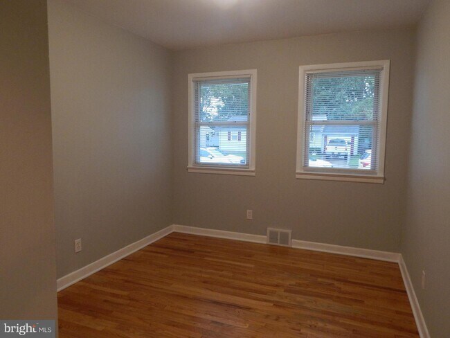 Building Photo - 174 Maple Shade Ave