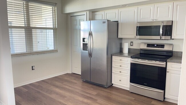 Building Photo - 3 bedroom Penthouse Condo overlooking East...