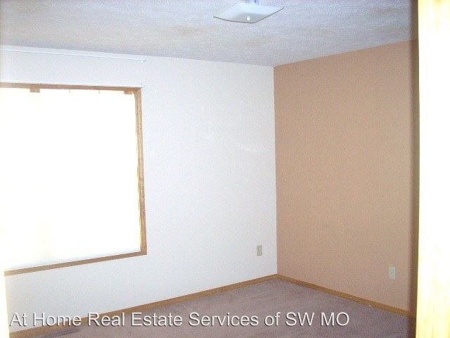 Building Photo - 118 W Silver Oak St