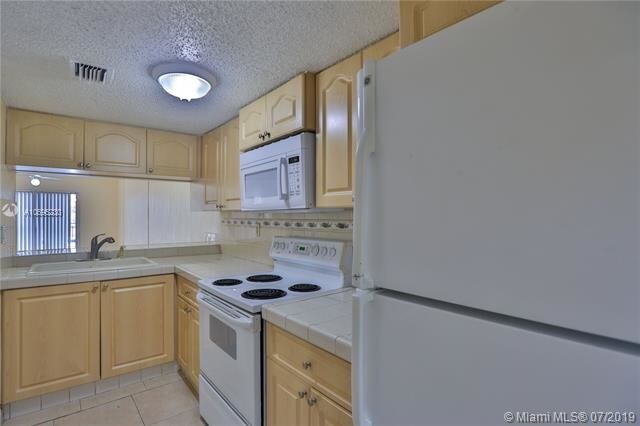 Foto del edificio - 9917 W Okeechobee Rd