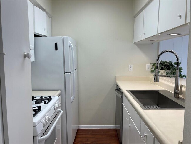 Building Photo - 3431 N Hills Dr
