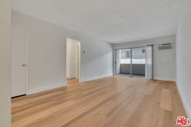 Building Photo - 1110 S Oakhurst Dr