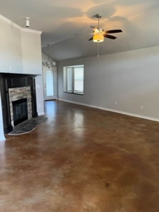 Building Photo - This home will not last long!