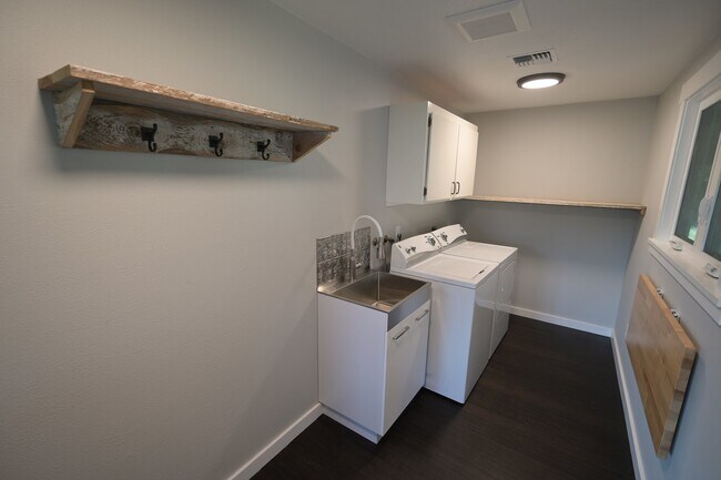 Building Photo - 3 bed, 2 bath, mountain view, fully fenced...