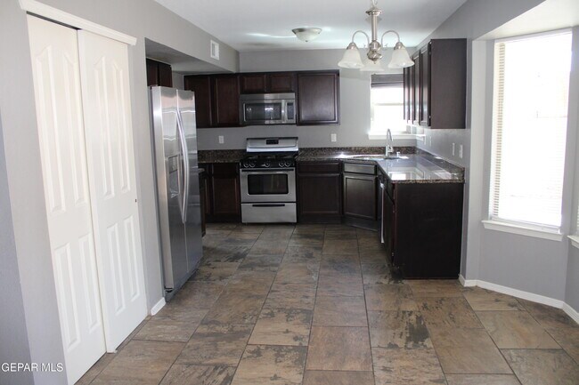 Foto del edificio - 12616 Christian Isaiah