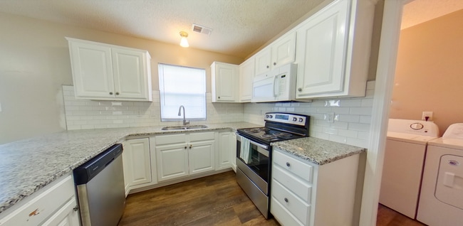 Building Photo - East Side Townhome + Granite Countertops +...