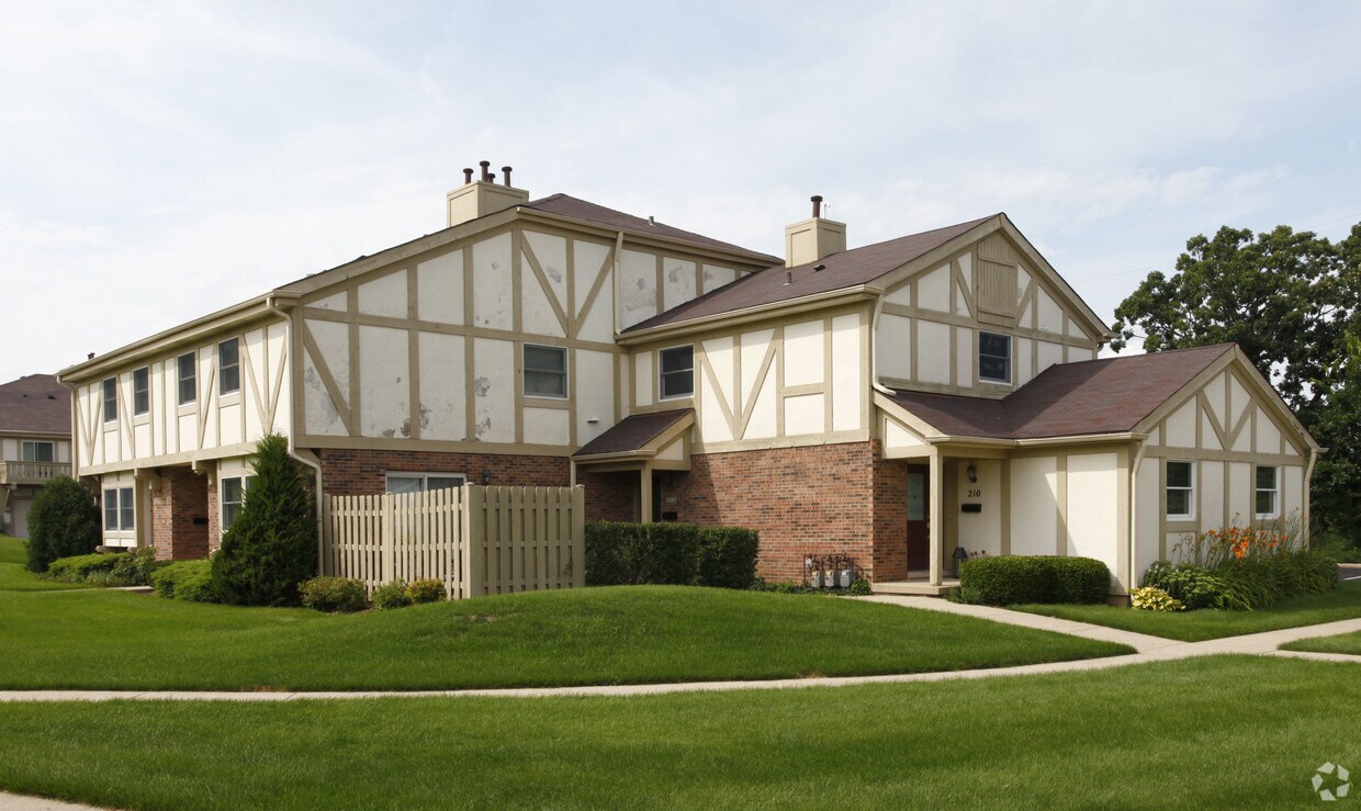 830 Queens Cv, Barrington, IL 60010 Apartments in Barrington, IL