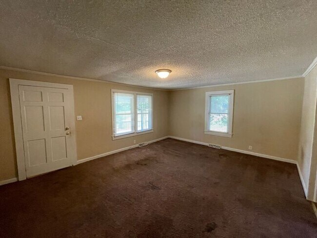 Building Photo - 3 bedroom 1 bath house available